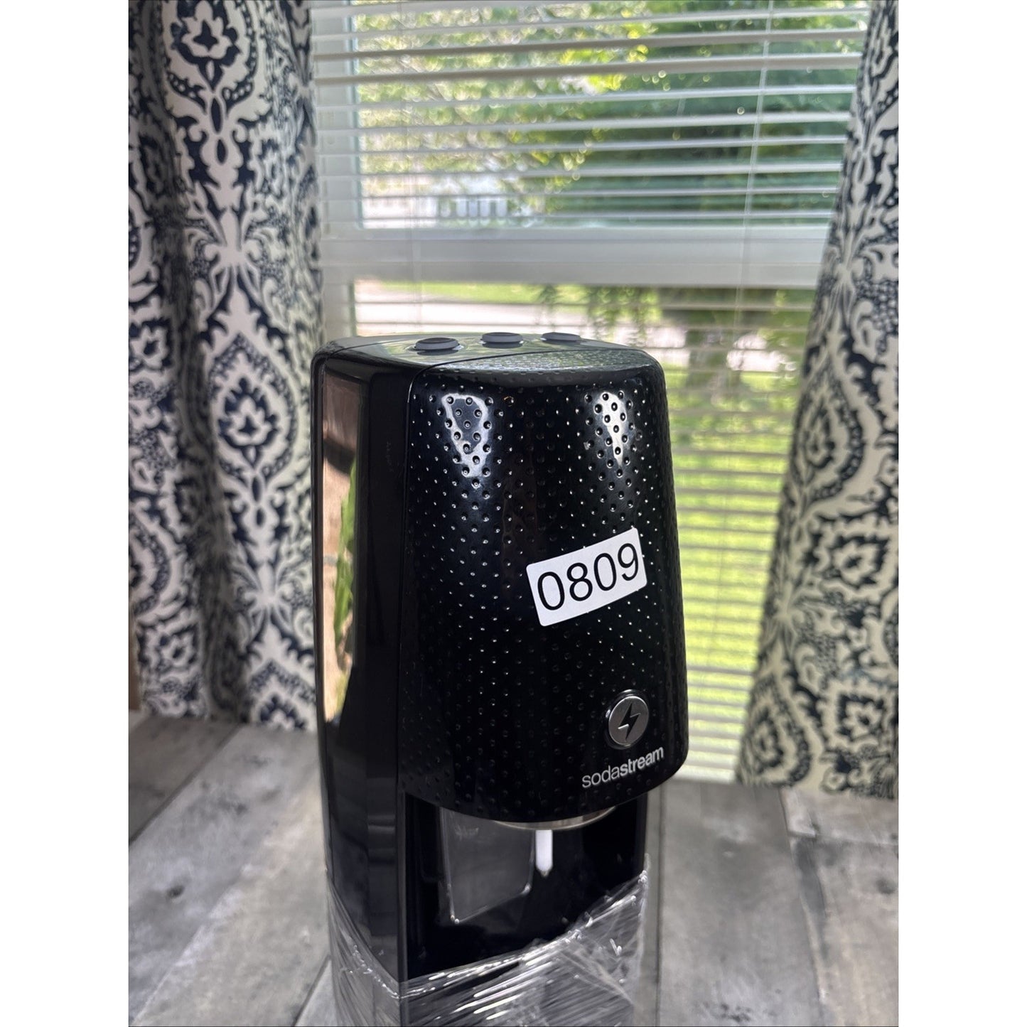 SodaStream Fizzi One Touch Black SOT-001 Sparkling Water Machine W/Co2 & Cord