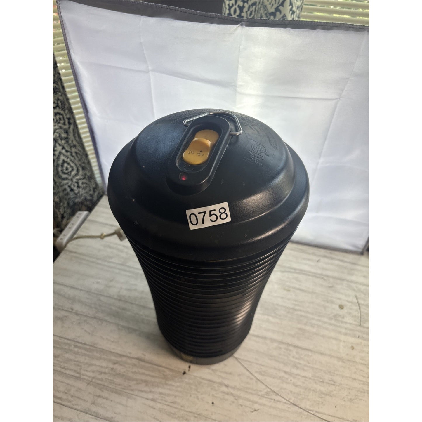 Black Flag BZ-40DX Deluxe Bug Zapper - 5500 Volts, 1.5 Acre Coverage Black Light