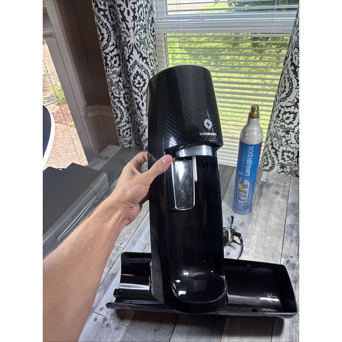 SodaStream Fizzi One Touch Black SOT-001 Sparkling Water Machine W/Co2 & Cord
