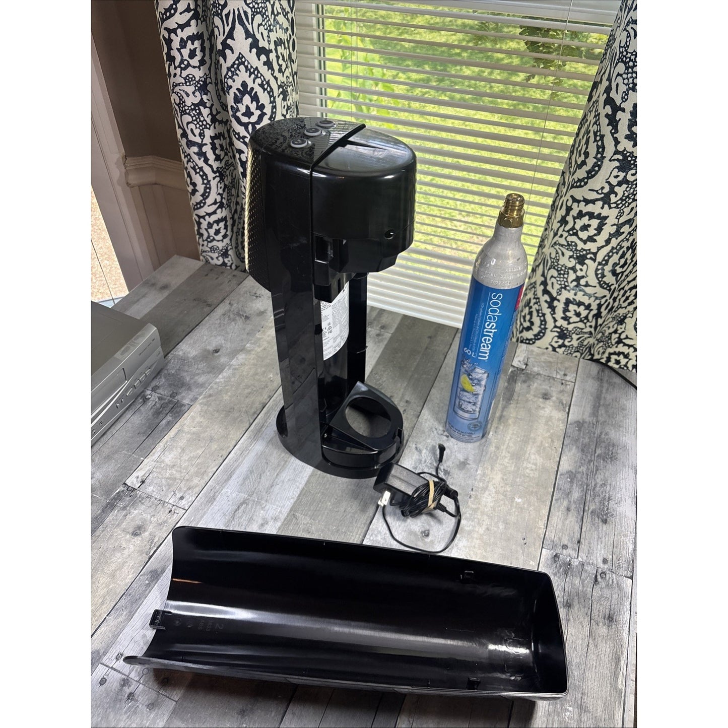 SodaStream Fizzi One Touch Black SOT-001 Sparkling Water Machine W/Co2 & Cord