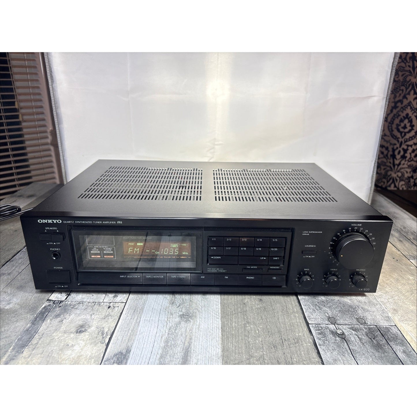 Vintage Receiver Onkyo Quartz Synthesized R1 Amplifier w/ Tuner AM FM TX-820