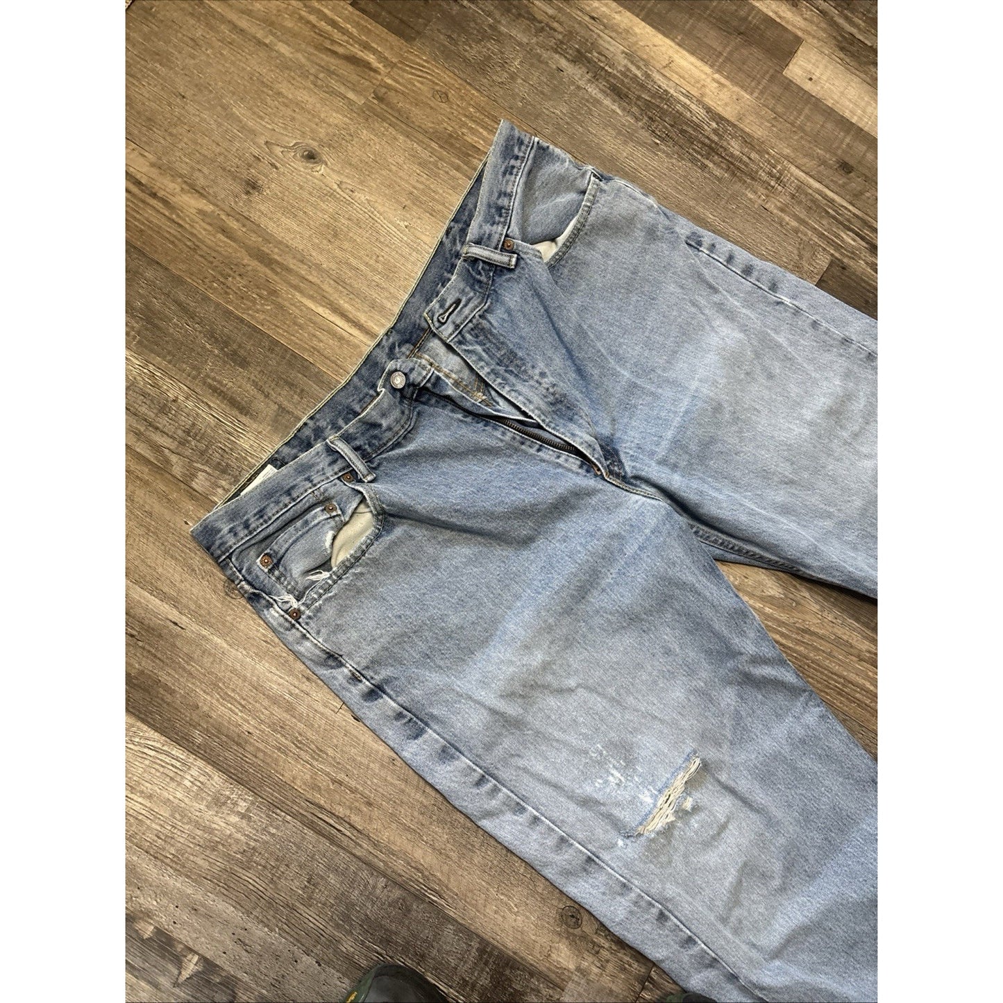 Vintage Levi’s Light Wash Denim Blue Jeans 560 Comfort Fit Men’s 40x32