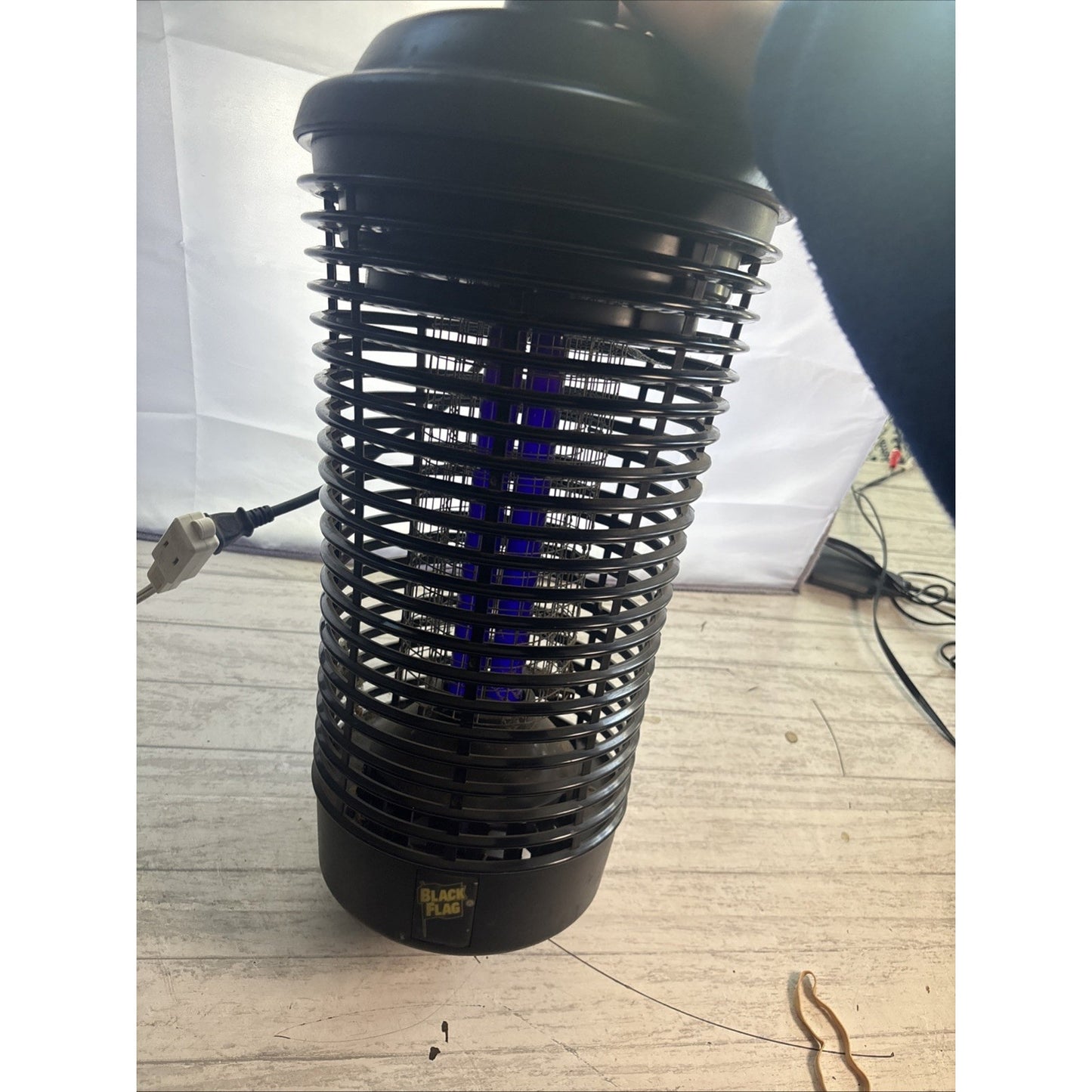 Black Flag BZ-40DX Deluxe Bug Zapper - 5500 Volts, 1.5 Acre Coverage Black Light