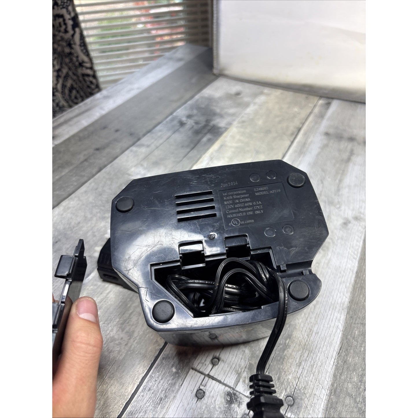 SHUN Electric Knife Sharpener by KAI Corporation Black AP119