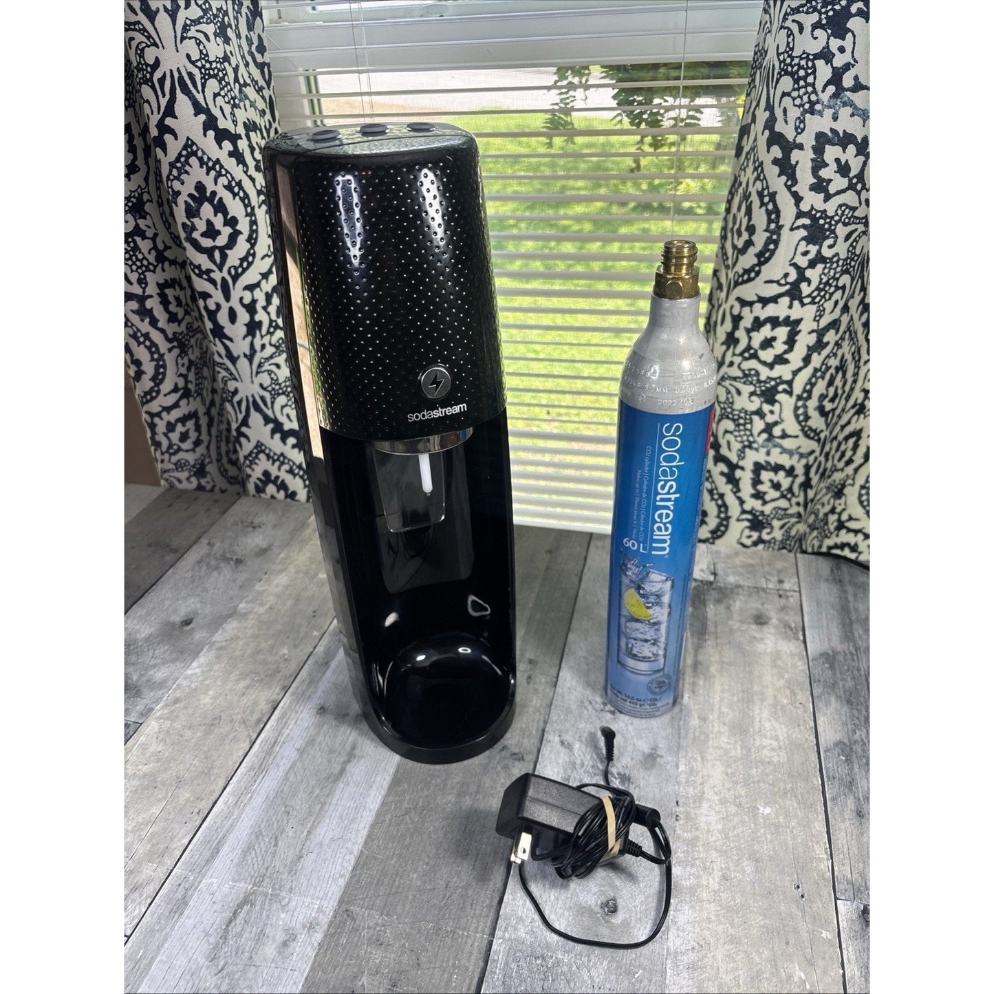 SodaStream Fizzi One Touch Black SOT-001 Sparkling Water Machine W/Co2 & Cord