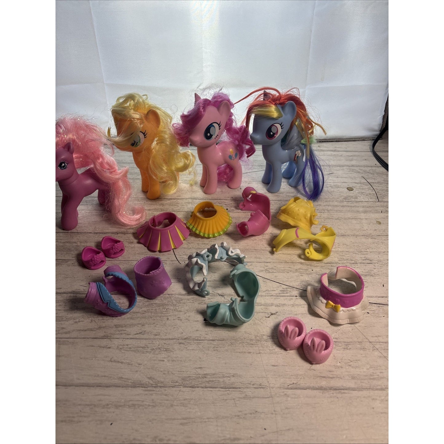 Lot Of 4 My Little Pony w/accesories