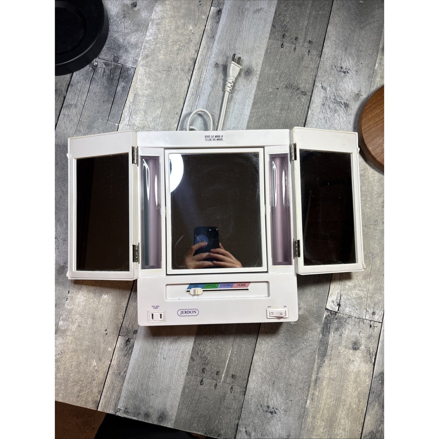 Vintage Jerdon JGL9W Tri Fold Two Sided Lighted White Makeup Mirror Works Well