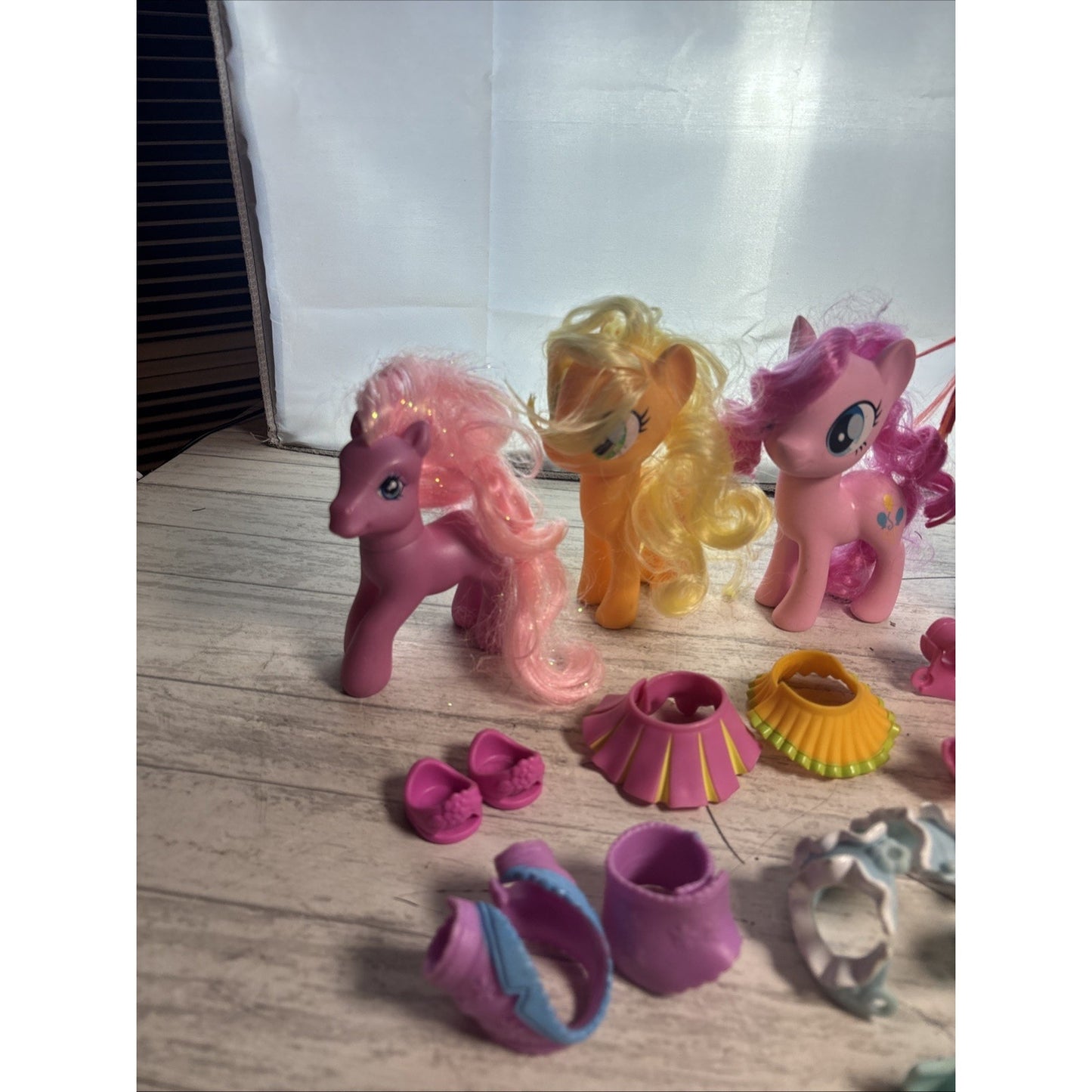 Lot Of 4 My Little Pony w/accesories